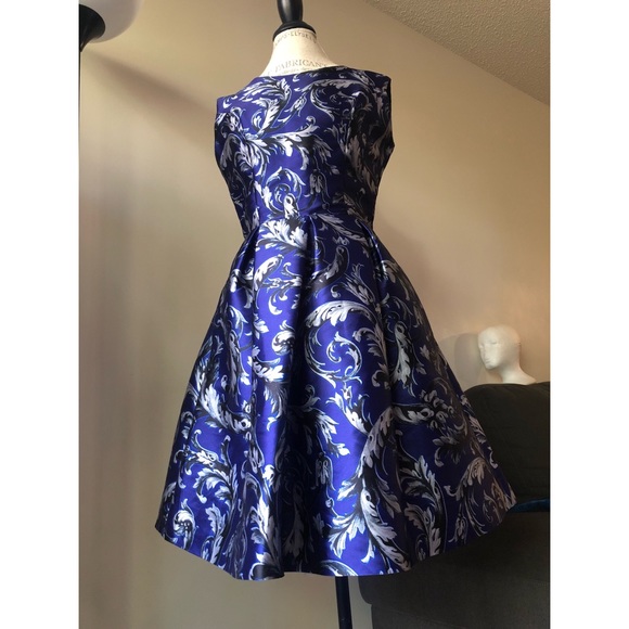 Above the knees pretty little dress - Picture 1 of 3